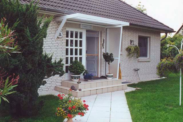 Gelbes Haus mit Haustürvordach aus Rosenthal-Bielatal