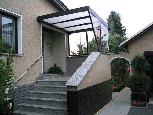 Gelbes Haus mit Haustürvordach aus Rosenthal-Bielatal